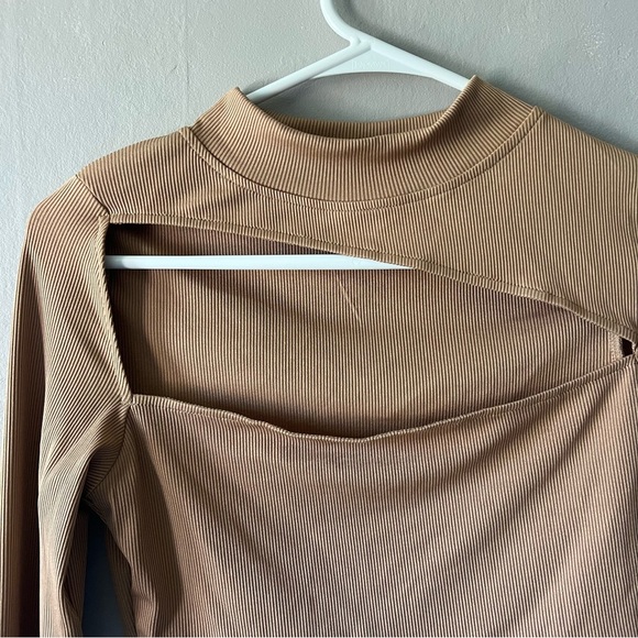 Tan Ribbed Long Sleeve Top With Asymmetric Cut Out Size Medium - Picture 5 of 6
